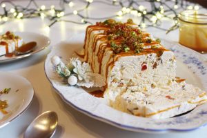 bozicni semifredo s karamelom kandiranim vocem recept 1 1