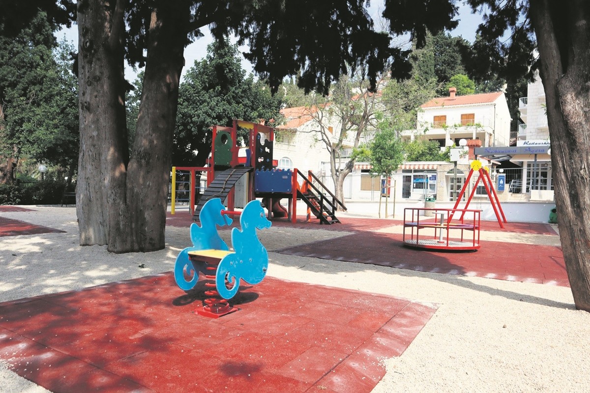 c Uvala Lapad