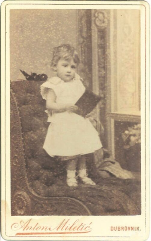 djevojcica s knjigom 1890