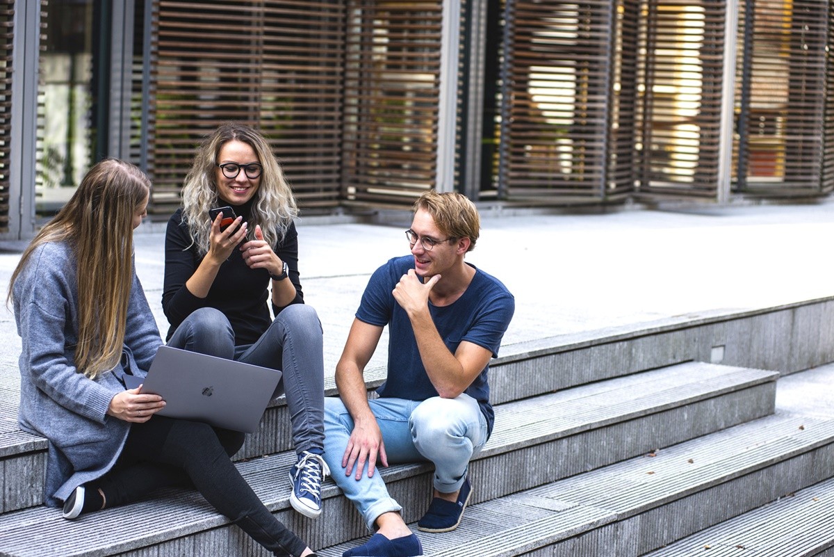 pexels buro millennial 1438072